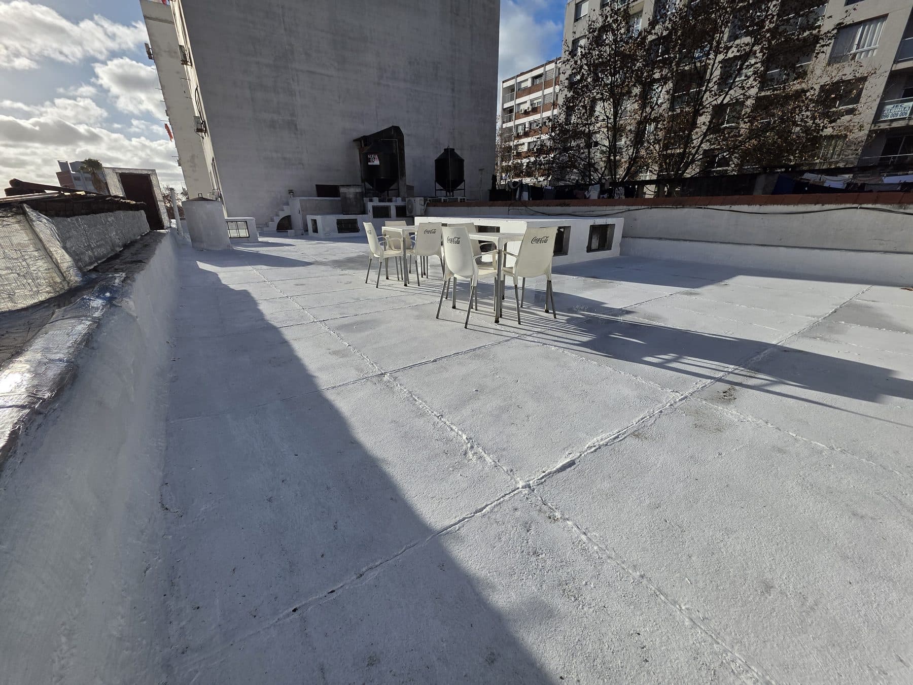 Terraza de HomeView18 con mesa, sillas y vista a la ciudad