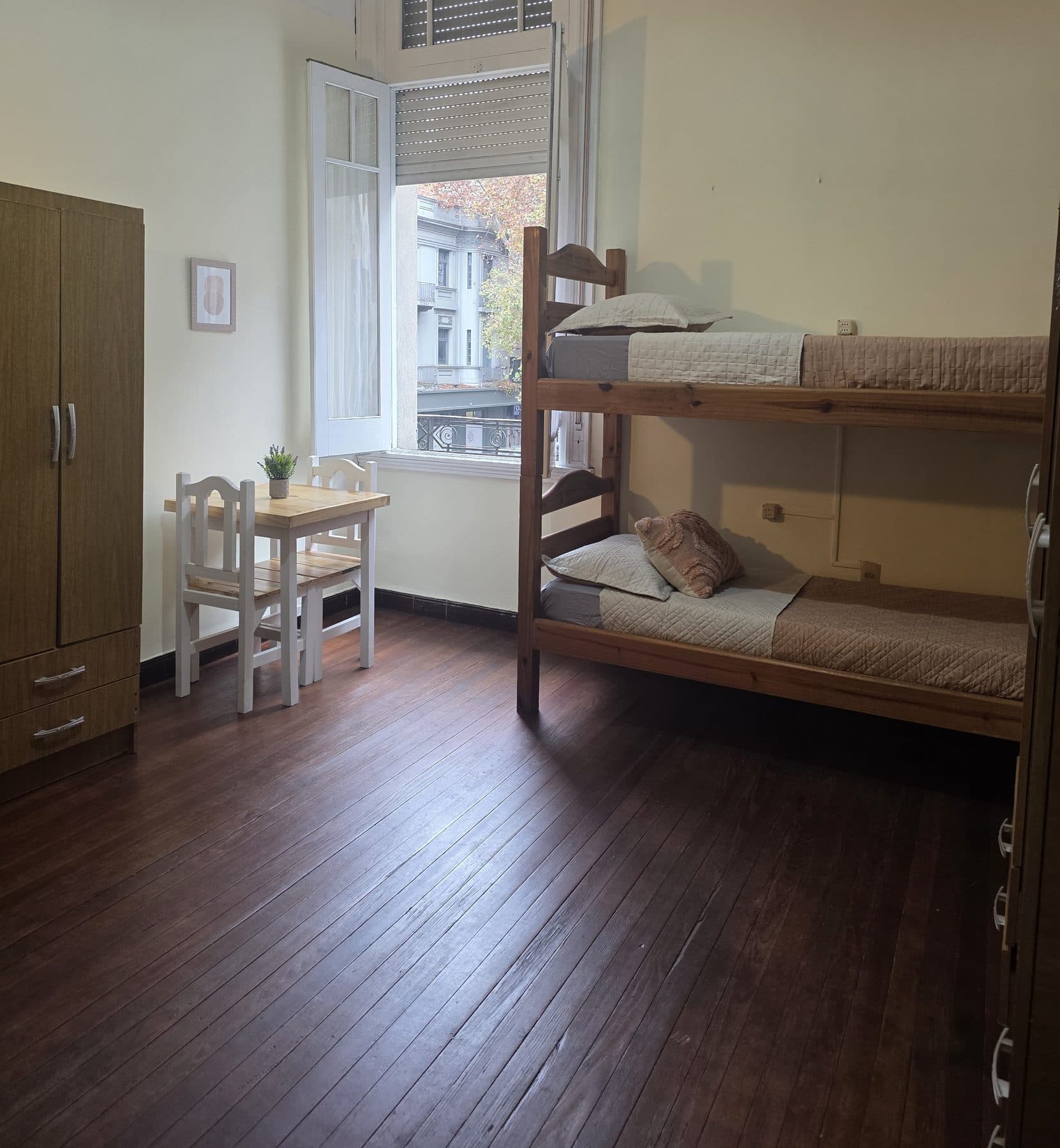 Dormitorio de HomeView18 con cuchetas, guardarropa y escritorio junto a la ventana